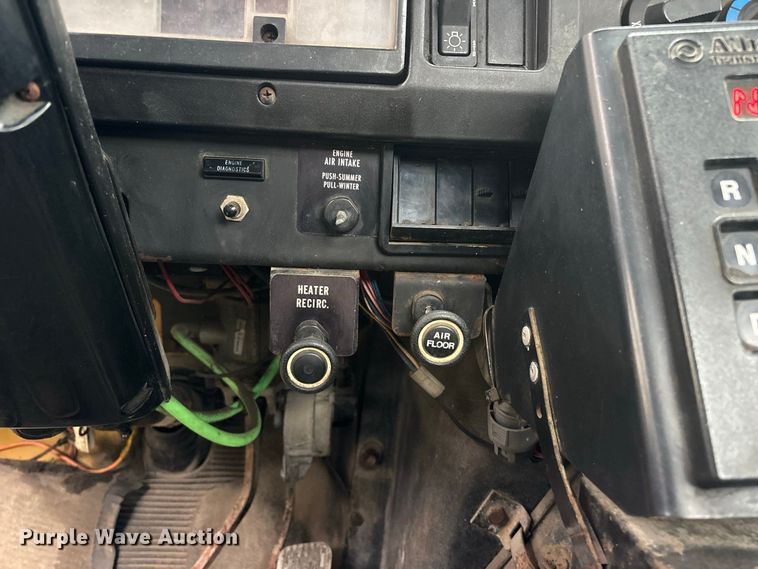 image for item FG0706 2002 International 4900 flatbed truck
