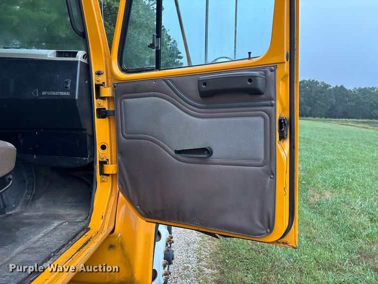 image for item FG0706 2002 International 4900 flatbed truck