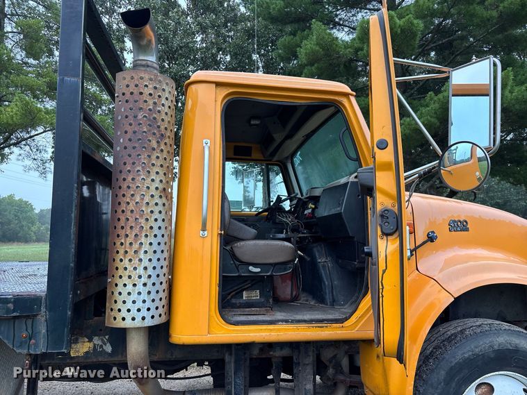 image for item FG0706 2002 International 4900 flatbed truck