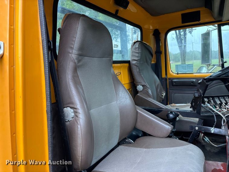 image for item FG0706 2002 International 4900 flatbed truck