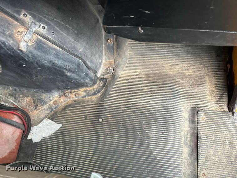 image for item FG0706 2002 International 4900 flatbed truck