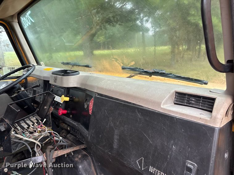 image for item FG0706 2002 International 4900 flatbed truck
