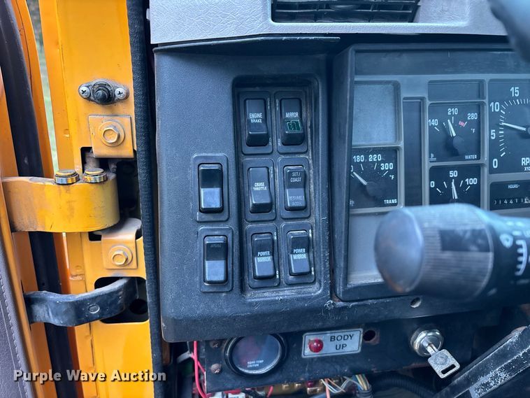 image for item FG0706 2002 International 4900 flatbed truck
