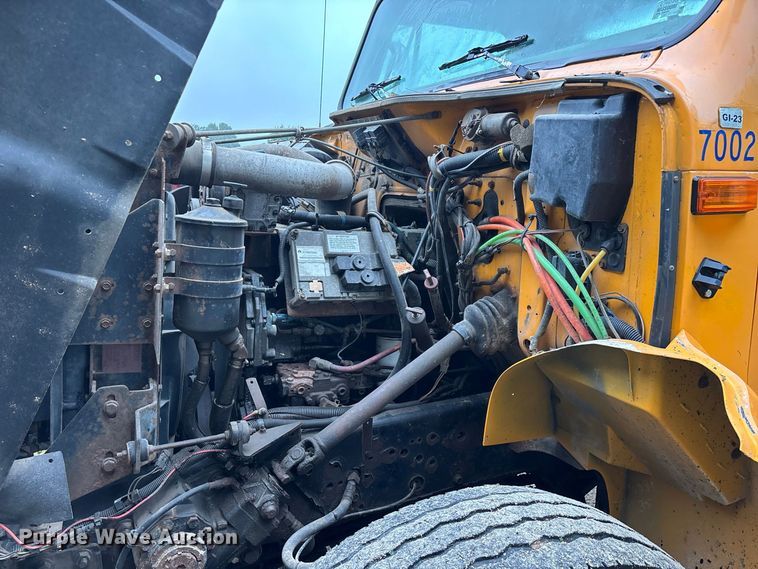 image for item FG0706 2002 International 4900 flatbed truck