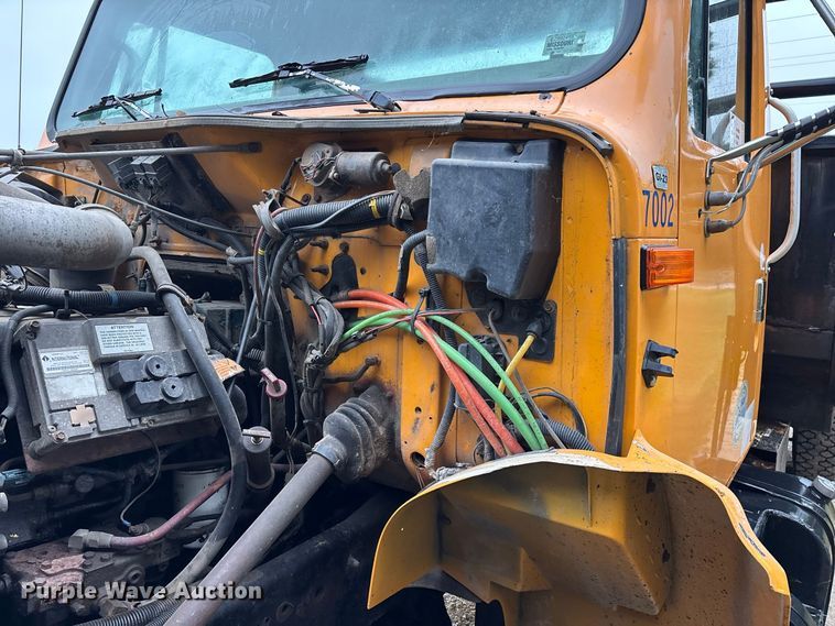 image for item FG0706 2002 International 4900 flatbed truck