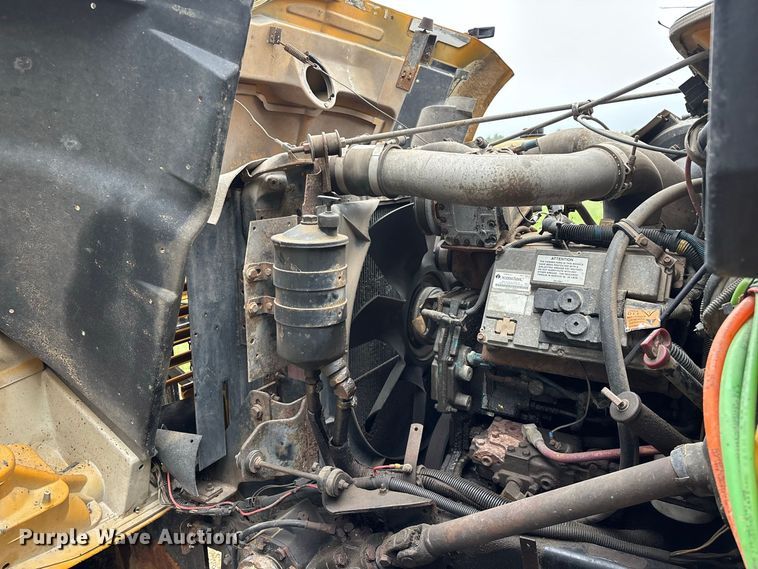 image for item FG0706 2002 International 4900 flatbed truck
