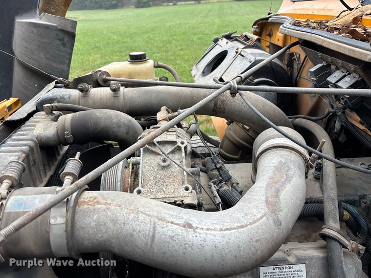 image for item FG0706 2002 International 4900 flatbed truck