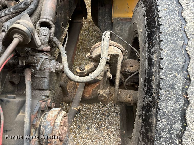 image for item FG0706 2002 International 4900 flatbed truck