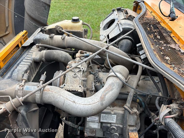image for item FG0706 2002 International 4900 flatbed truck