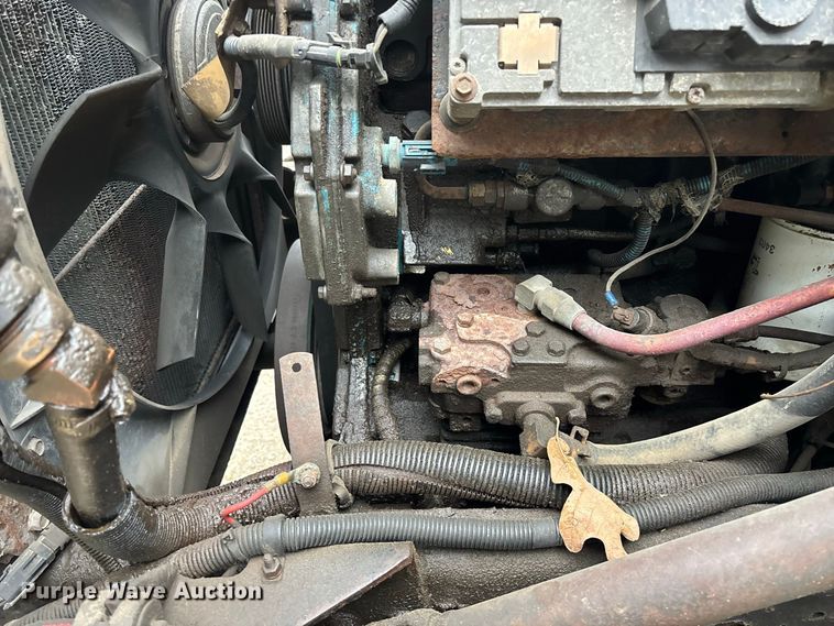 image for item FG0706 2002 International 4900 flatbed truck