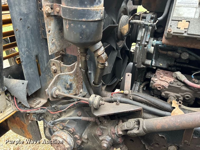 image for item FG0706 2002 International 4900 flatbed truck