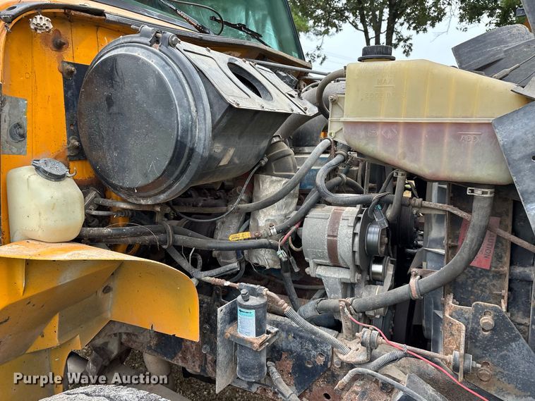 image for item FG0706 2002 International 4900 flatbed truck