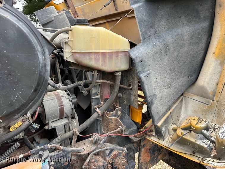 image for item FG0706 2002 International 4900 flatbed truck
