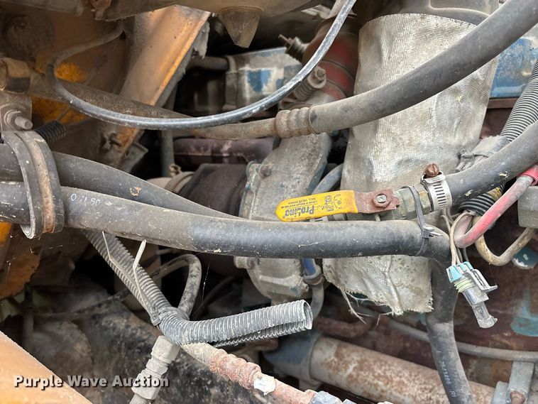 image for item FG0706 2002 International 4900 flatbed truck