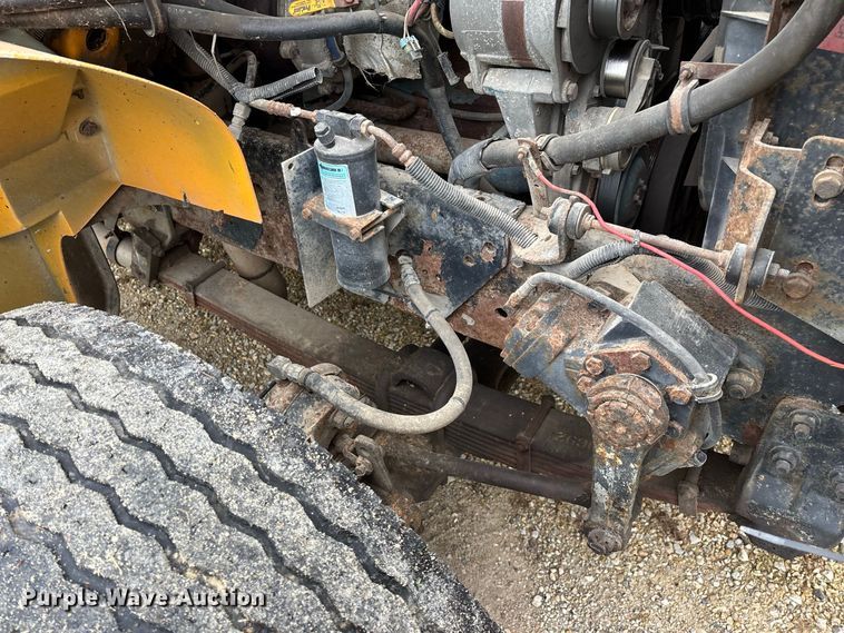 image for item FG0706 2002 International 4900 flatbed truck
