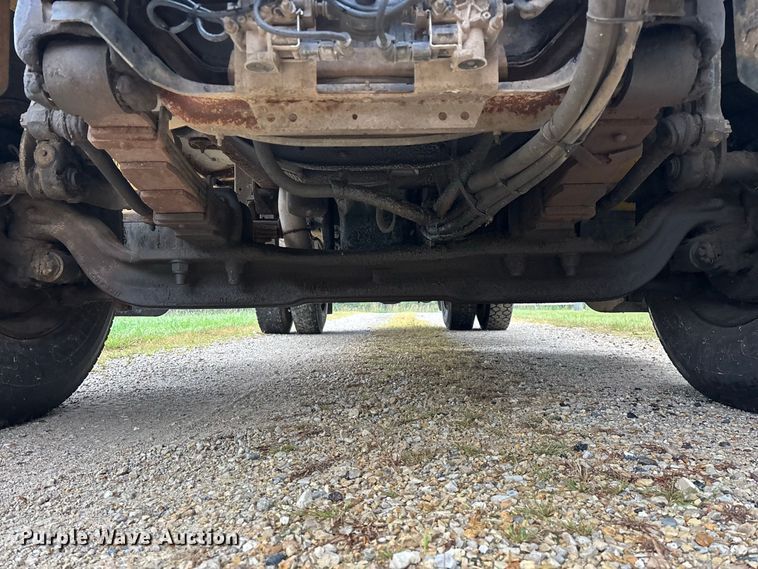 image for item FG0706 2002 International 4900 flatbed truck