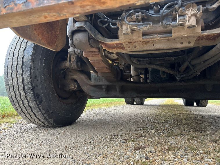 image for item FG0706 2002 International 4900 flatbed truck