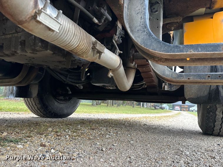 image for item FG0706 2002 International 4900 flatbed truck