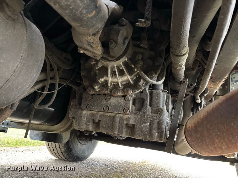 image for item FG0706 2002 International 4900 flatbed truck