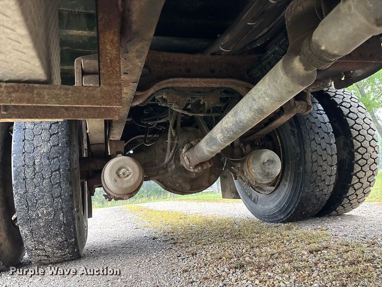 image for item FG0706 2002 International 4900 flatbed truck