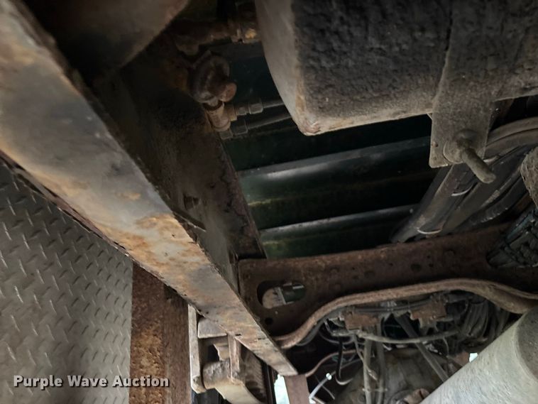 image for item FG0706 2002 International 4900 flatbed truck