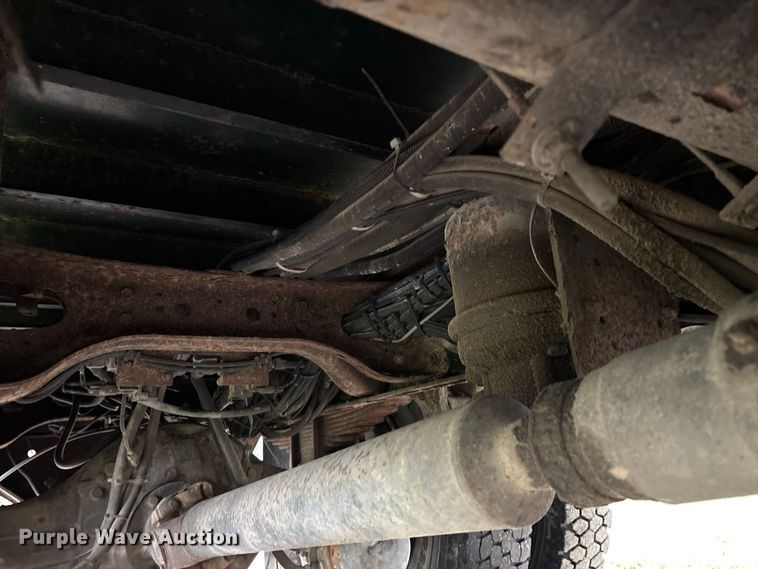 image for item FG0706 2002 International 4900 flatbed truck
