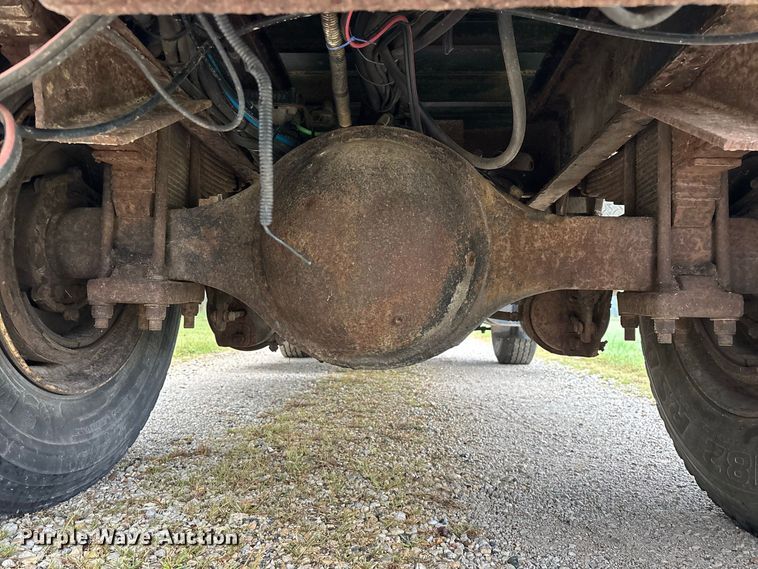 image for item FG0706 2002 International 4900 flatbed truck
