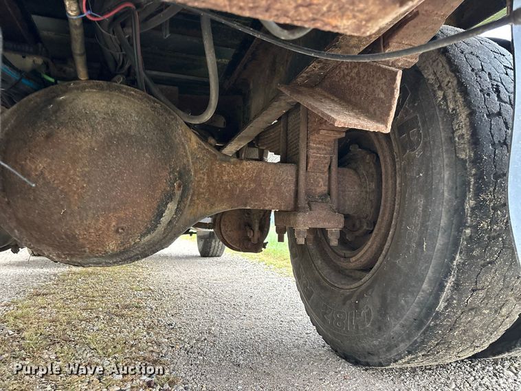 image for item FG0706 2002 International 4900 flatbed truck