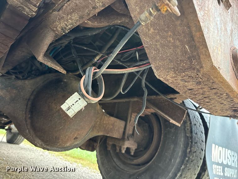 image for item FG0706 2002 International 4900 flatbed truck