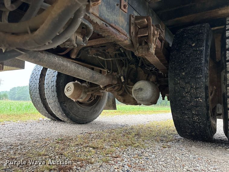 image for item FG0706 2002 International 4900 flatbed truck