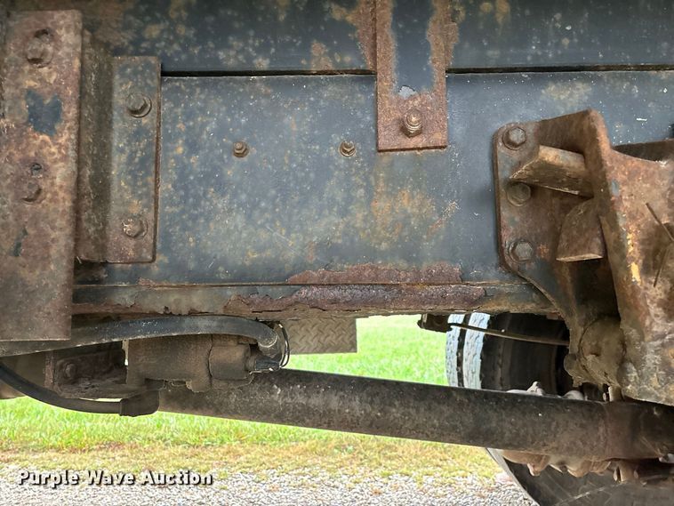image for item FG0706 2002 International 4900 flatbed truck
