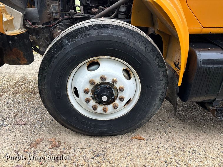 image for item FG0706 2002 International 4900 flatbed truck