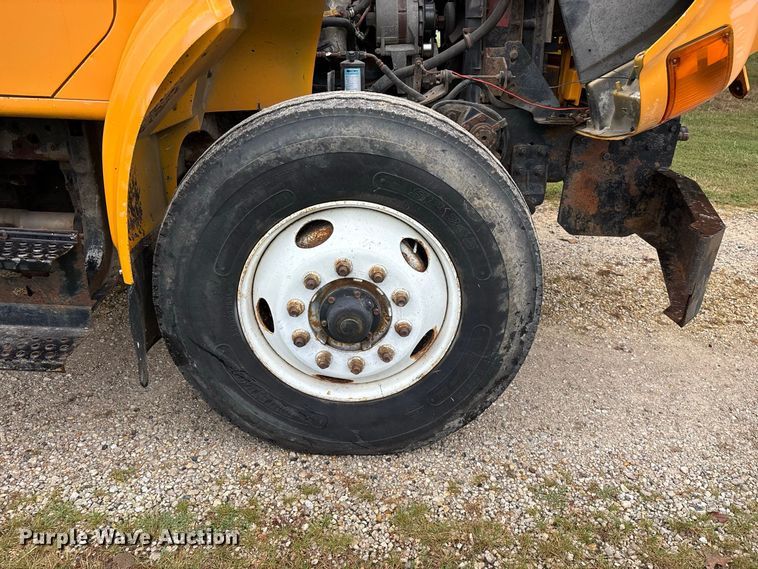 image for item FG0706 2002 International 4900 flatbed truck