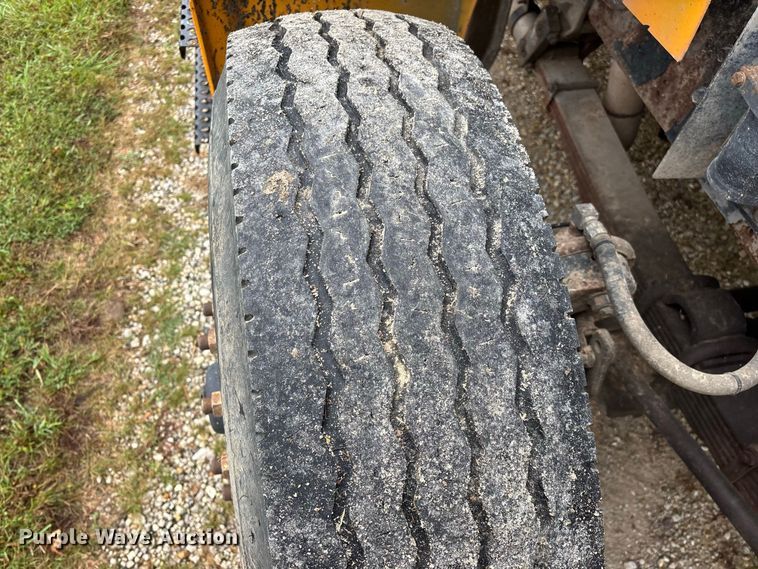image for item FG0706 2002 International 4900 flatbed truck