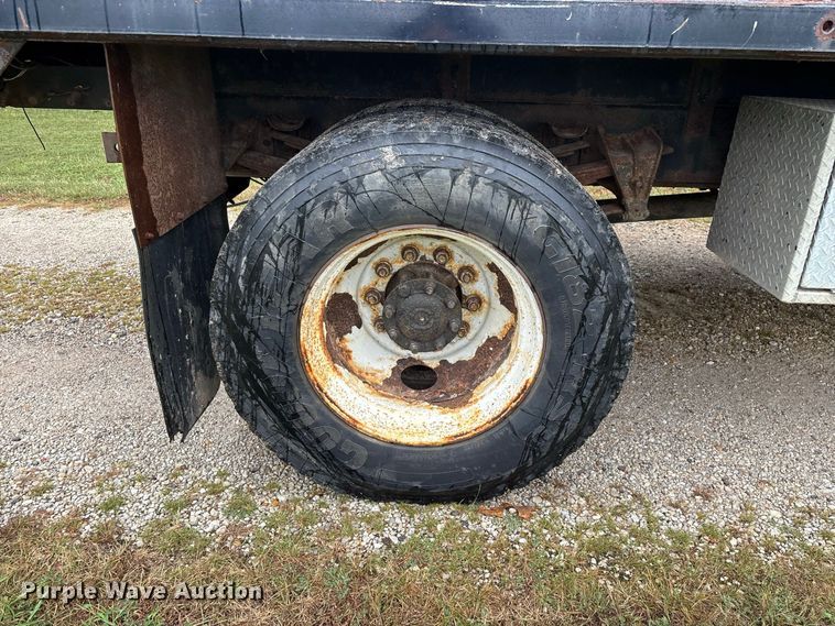 image for item FG0706 2002 International 4900 flatbed truck