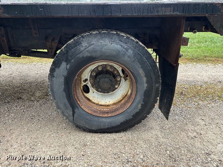 image for item FG0706 2002 International 4900 flatbed truck