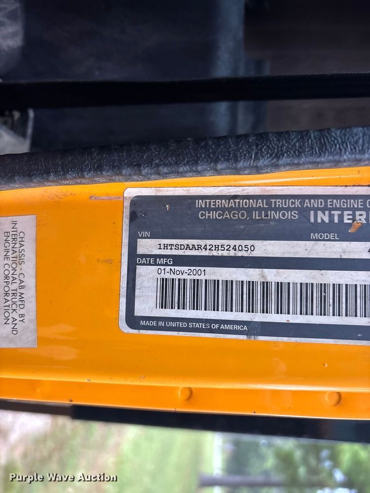 image for item FG0706 2002 International 4900 flatbed truck