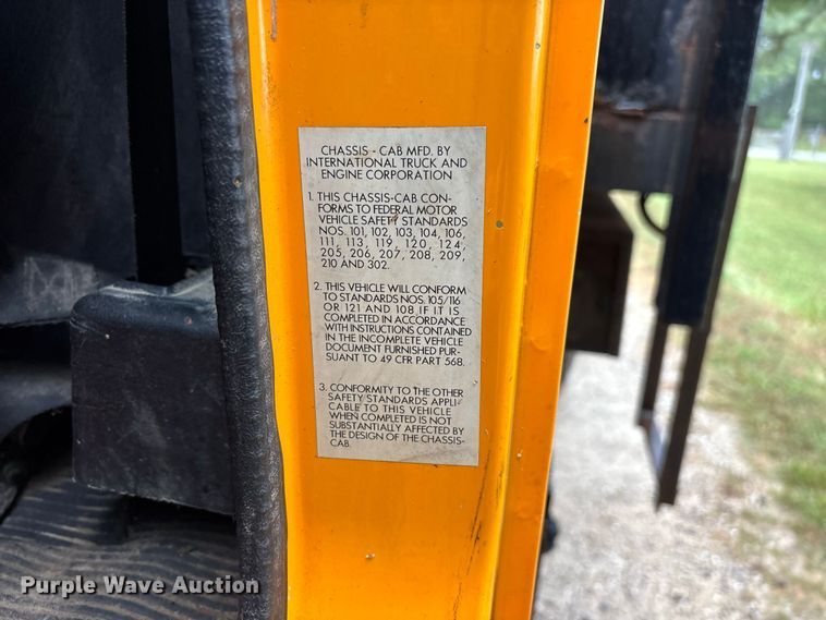 image for item FG0706 2002 International 4900 flatbed truck