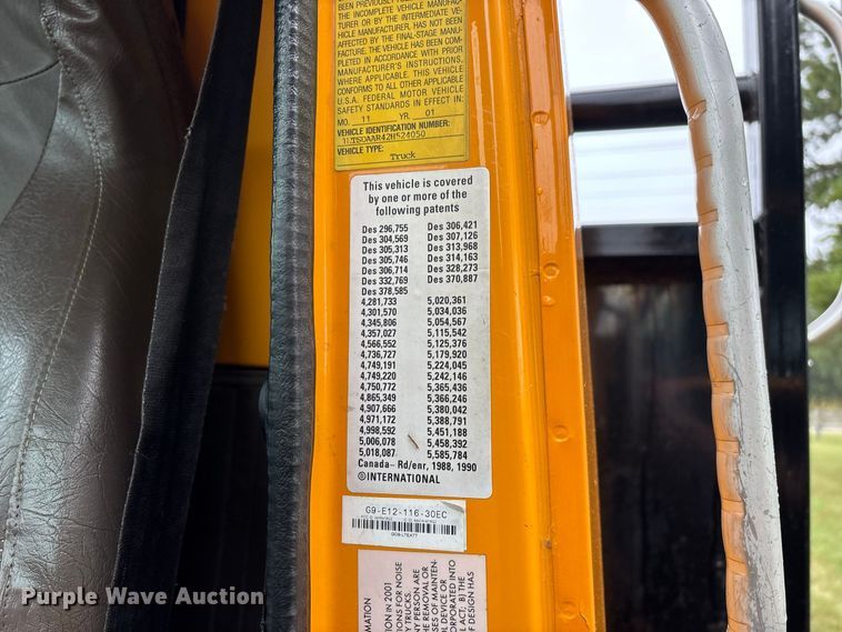 image for item FG0706 2002 International 4900 flatbed truck