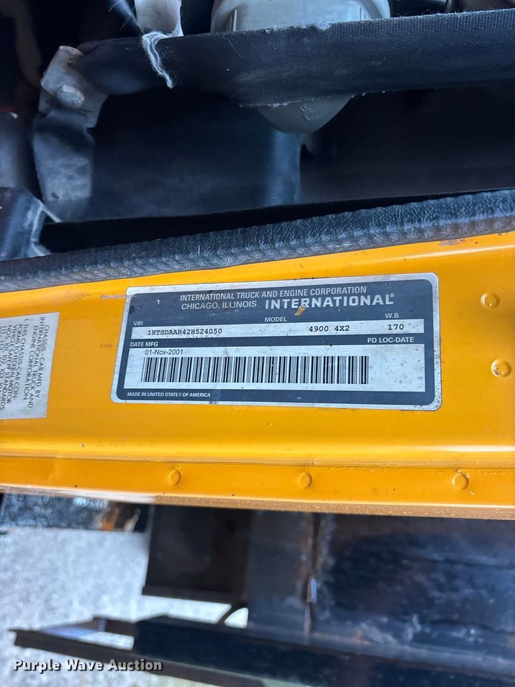 image for item FG0706 2002 International 4900 flatbed truck