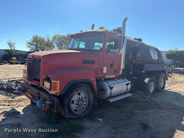 image for item FI0393 2001 Mack CH613 water truck
