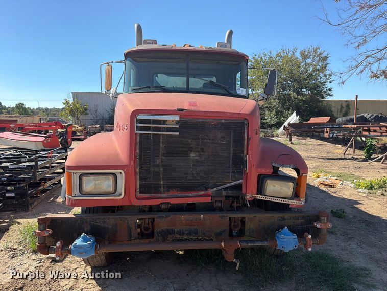 image for item FI0393 2001 Mack CH613 water truck