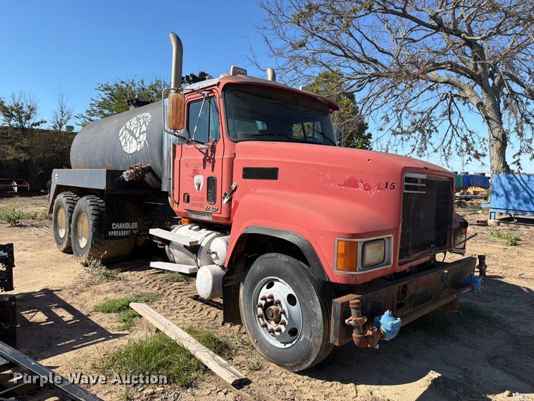 image for item FI0393 2001 Mack CH613 water truck