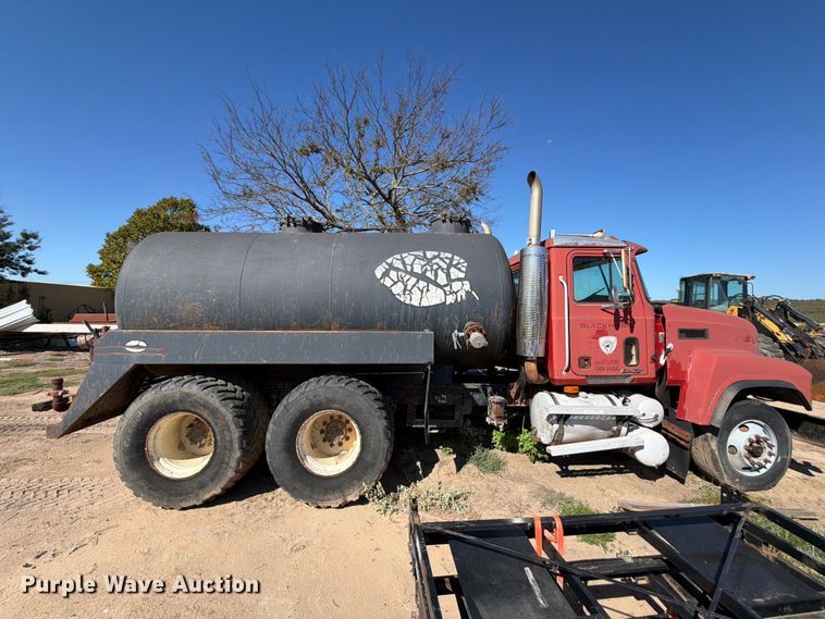image for item FI0393 2001 Mack CH613 water truck