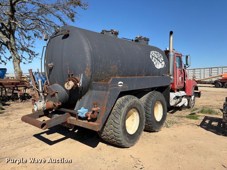 image for item FI0393 2001 Mack CH613 water truck