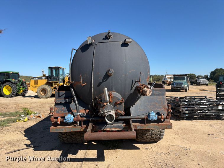 image for item FI0393 2001 Mack CH613 water truck