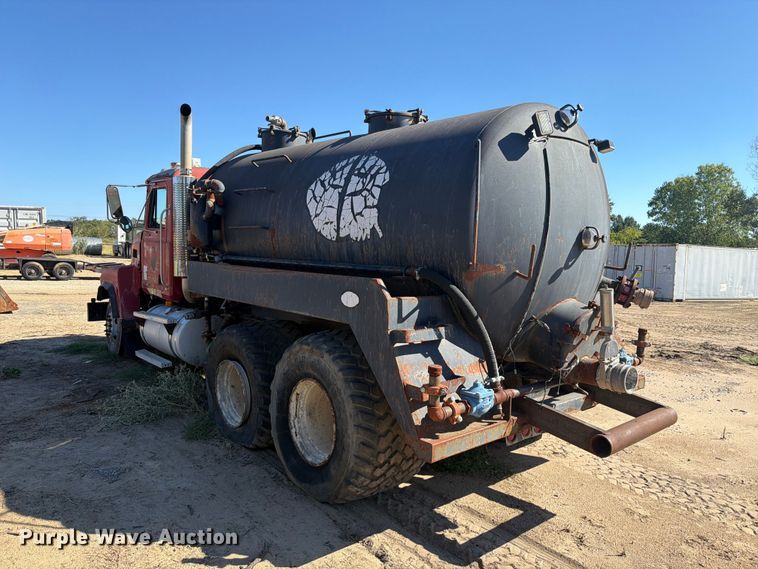 image for item FI0393 2001 Mack CH613 water truck