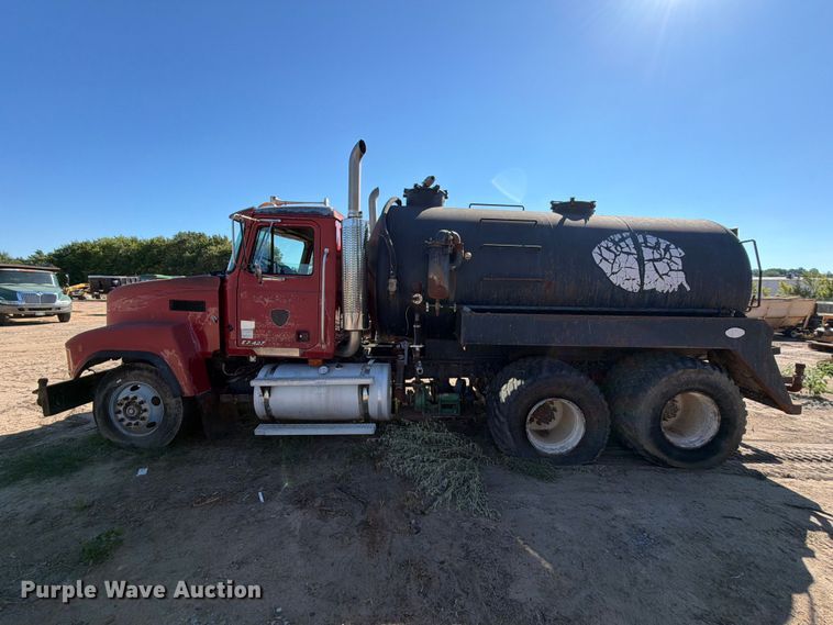 image for item FI0393 2001 Mack CH613 water truck