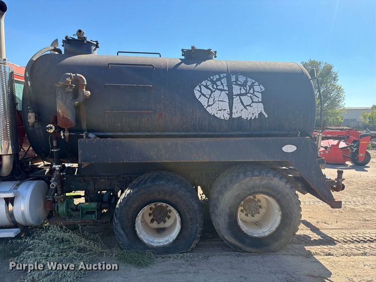 image for item FI0393 2001 Mack CH613 water truck