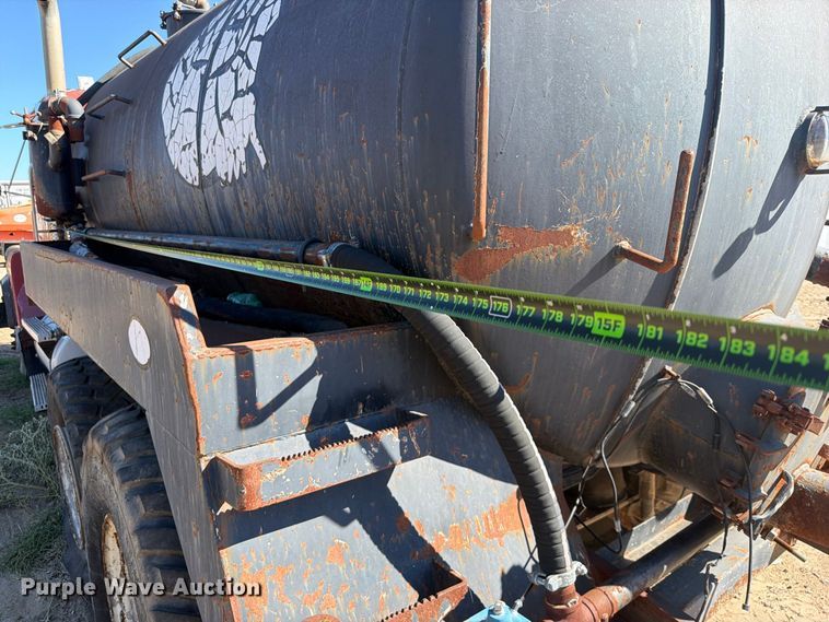 image for item FI0393 2001 Mack CH613 water truck